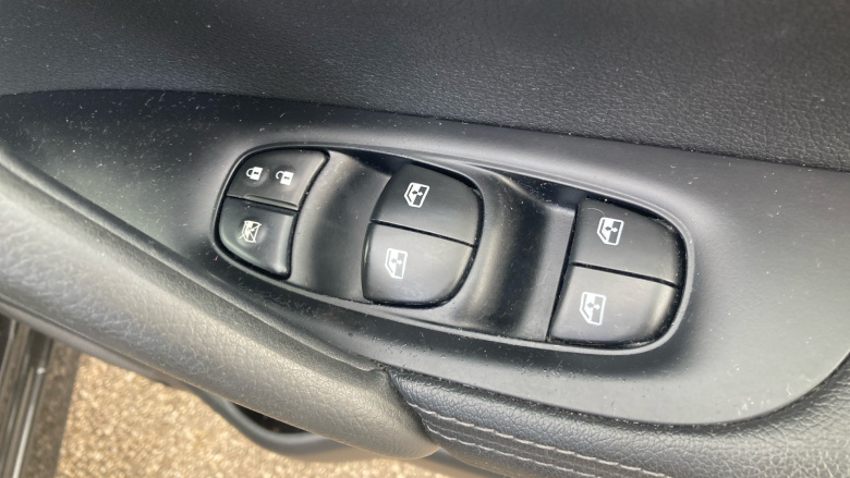 Nissan Qashqai 1.3 DiG-T Acenta Premium 5dr Petrol Hatchback